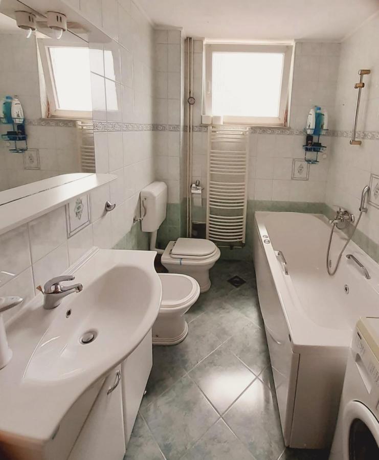 Spacious 80M2 Apartment In The Center 루브스키 외부 사진