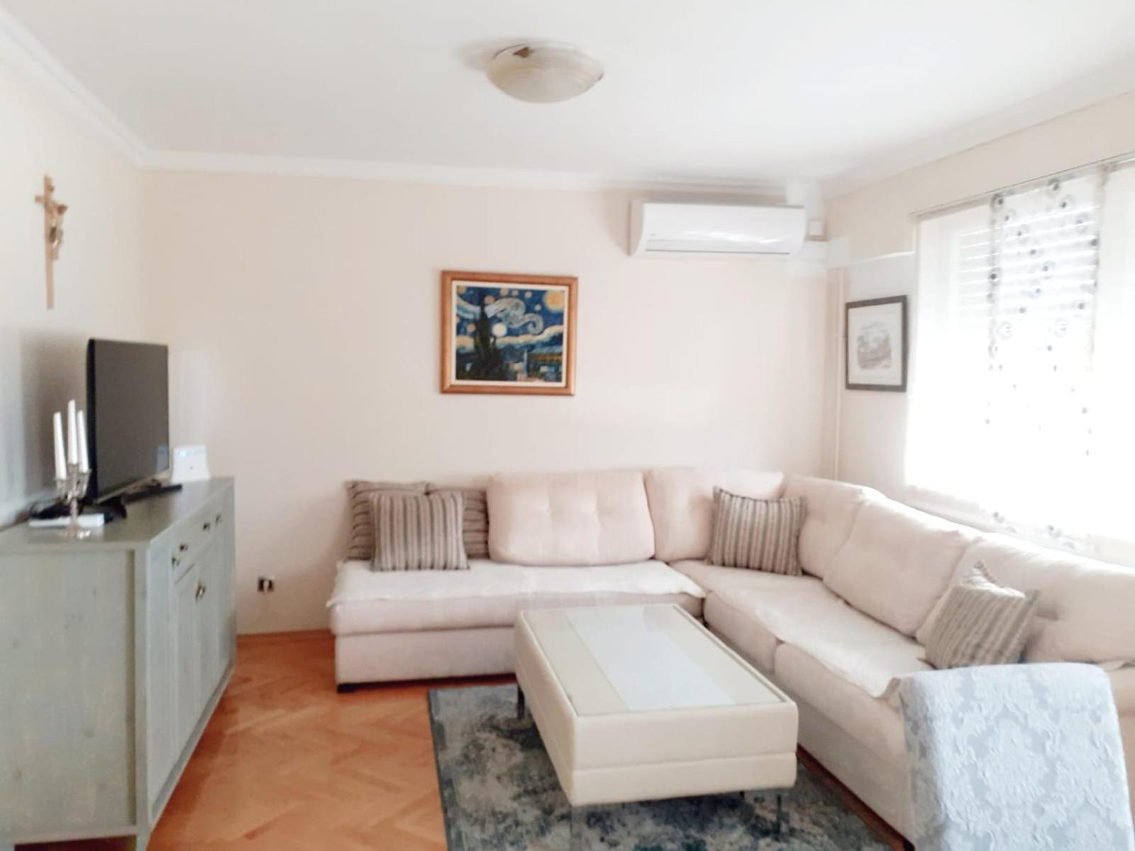 Spacious 80M2 Apartment In The Center 루브스키 객실 사진